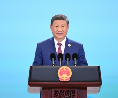 习近平和彭丽媛为出席2025年上海合作组织峰会