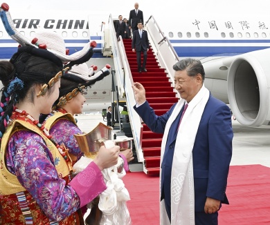 习近平率中央代表团抵达拉萨出席西藏自治区成立60周年庆祝活动