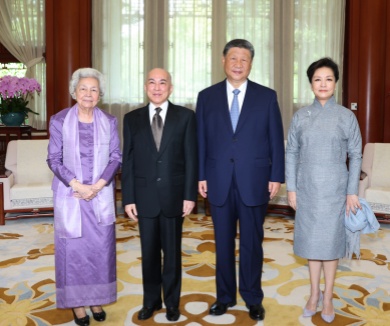 习近平夫妇会见柬埔寨国王和太后