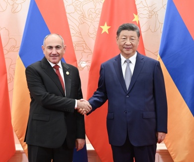 习近平会见亚美尼亚总理