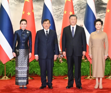 习近平会见泰国国王哇集拉隆功