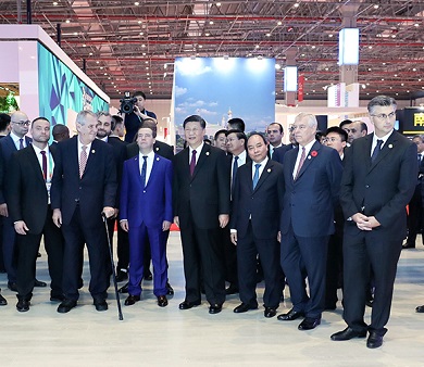 习近平同出席首届中国国际进口博览会的外国领导人共同巡馆