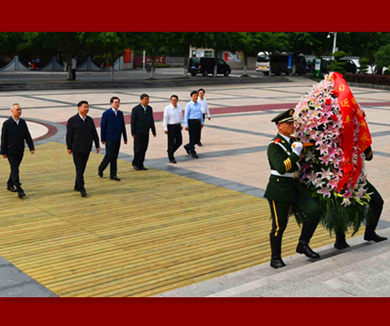习近平向中央红军长征出发纪念碑敬献花篮