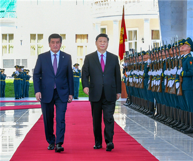 习近平出席吉尔吉斯共和国总统举行的欢迎仪式