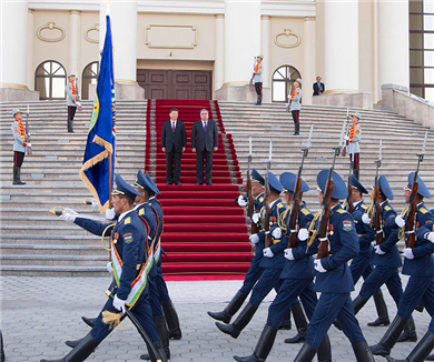 习近平出席塔吉克斯坦共和国总统举行的欢迎仪式