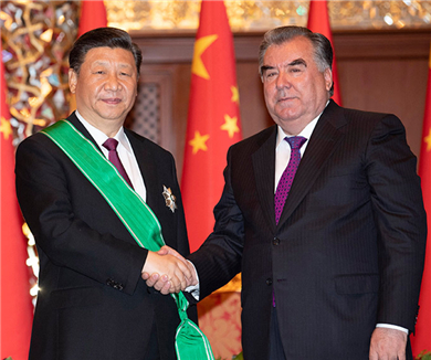 习近平接受塔吉克斯坦总统授予“王冠勋章”