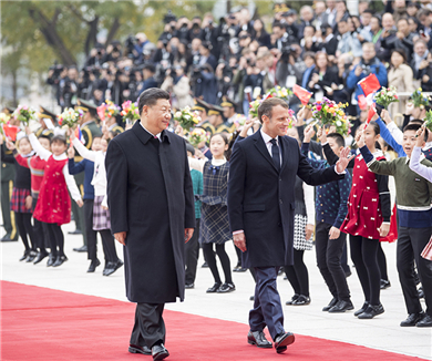 习近平举行仪式欢迎法国总统访华 