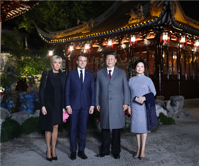 习近平夫妇在上海会见法国总统马克龙夫妇