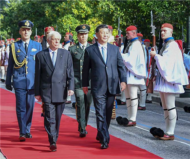 习近平出席希腊总统举行的欢迎仪式 