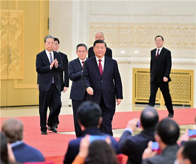 习近平在二十届中共中央政治局常委同中外记者见面时强调	