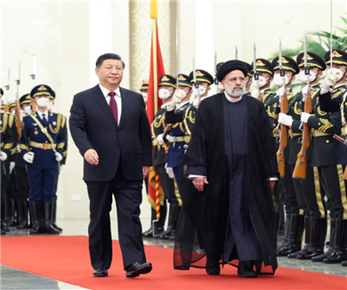 习近平举行仪式欢迎伊朗总统访华
