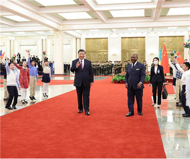 习近平举行仪式欢迎加蓬总统访华