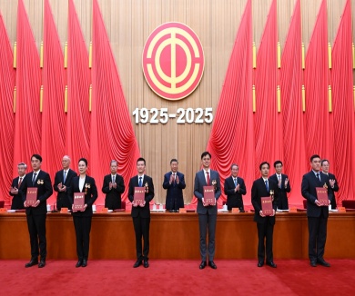 习近平参加全国劳动模范工作者表彰大会并重要讲话