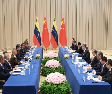 习近平会见委内瑞拉总统
