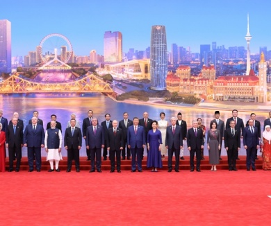 习近平和彭丽媛为出席2025年上海合作组织峰会