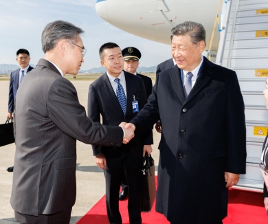 习近平抵达韩国出席亚太经合组织第三十二次领导人非正式会议并对韩国进行国事访问