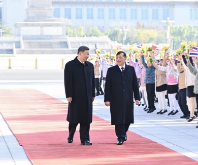 习近平举行仪式欢迎泰国国王访华