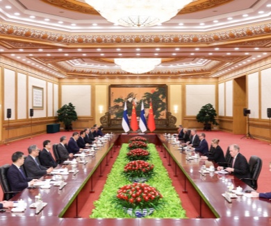 习近平会见芬兰总理奥尔波